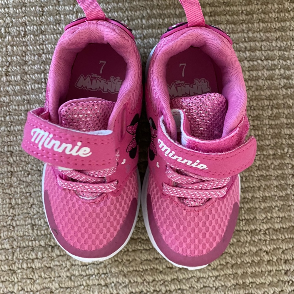Minnie Mouse tennis shoes NWOT SZ 7